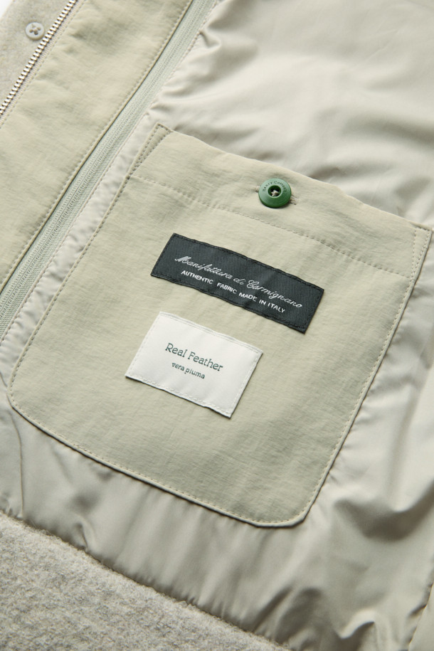 이탈리안 패브릭 디테처블 후드 울 다운 점퍼는 겨울철 당신의 스타일을 책임질 아우터입니다. 고급스러운 이태리 울 원단을 사용하여 부드러운 촉감과 따뜻함을 선사하며, 베이직하고 클래식한 디자인으로 어떤 룩에도 잘 어울립니다. 탈착 가능한 후드로 다양한 스타일 연출이 가능하며, 구스다운 충전재와 퀼팅 디테일로 보온성을 높였습니다. 차분한 그레이 컬러와 베이직핏, 사이드 포켓 디자인으로 출근룩, 오피스룩, 모임룩 등 TPO에 구애받지 않고 시크하고 미니멀한 스타일을 완성할 수 있습니다. 
