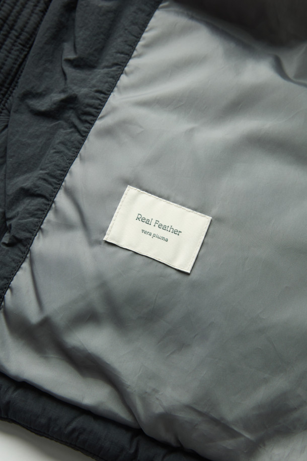 세미 오버핏으로 편안하게 착용 가능한 퀼팅 다운 점퍼입니다. 겨울철 추위를 막아주는 두꺼운 두께감과 보온 및 방풍 기능으로 따뜻함을 제공합니다. 부드러운 촉감의 나일론 소재와 블랙 컬러의 무지 디자인으로 캐주얼, 미니멀, 클래식 등 다양한 스타일 연출에 활용할 수 있습니다. 멀티 포켓, 지퍼 테이프 부분 노출, 밑단 스트링, 내장 후드, 벨보아 넥 안감, 이너 커프스 엘라스틱 밴드, 머스코비 다운 충전재 등 디테일이 돋보입니다. 출근룩, 여행룩 등 일상에서 폭넓게 활용 가능하며, 긴 소매와 지퍼형 여밈 방식으로 편의성을 더했습니다.
