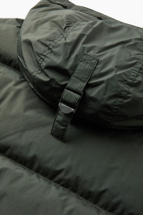 겨울 추위를 막아줄 사파리 후디 다운 점퍼입니다. 밀리터리 무드와 모던한 스타일을 결합하여, 일상에서 캐주얼, 미니멀, 클래식 스타일로 폭넓게 활용할 수 있습니다. 두꺼운 두께감의 나일론 소재로 제작되어 부드러운 촉감을 선사하며, N-3B 파카 스타일의 중기장 기장으로 보온성을 높였습니다. 허리 및 후드 스트링 조절, 가슴 및 사이드 아웃 포켓, 머스코비 다운 충전재, 이너 커프스 엘라스틱 밴드, 삼각무 디테일 등 다양한 특징으로 뛰어난 방풍 및 보온 기능을 제공합니다.
