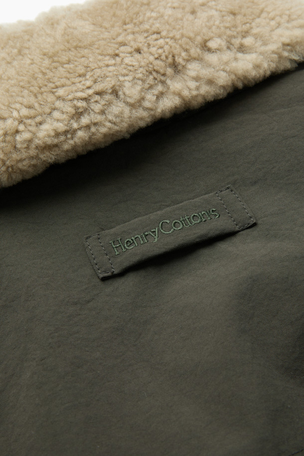 스핏파이어 베이직 다운 점퍼는 겨울철 일상과 출근룩에 모두 잘 어울리는 아우터입니다. 밀리터리 스타일과 베이직한 디자인이 조화롭게 어우러져 클래식, 미니멀, 캐주얼 등 다양한 스타일을 연출할 수 있습니다. 카키 색상의 무지 디자인에 두꺼운 두께감과 거친 촉감의 나일론 소재를 사용하여 보온성을 높였습니다. 탈착 가능한 리얼 무통 카라와 립 커프스, 노출 지퍼 포켓, 삼각무 패치 등의 디테일이 돋보이며, 머스코비 다운 충전재로 따뜻함을 더했습니다. 베이직핏의 긴 소매 다운 점퍼로, 지퍼 여밈 방식으로 편안하게 착용할 수 있습니다.
