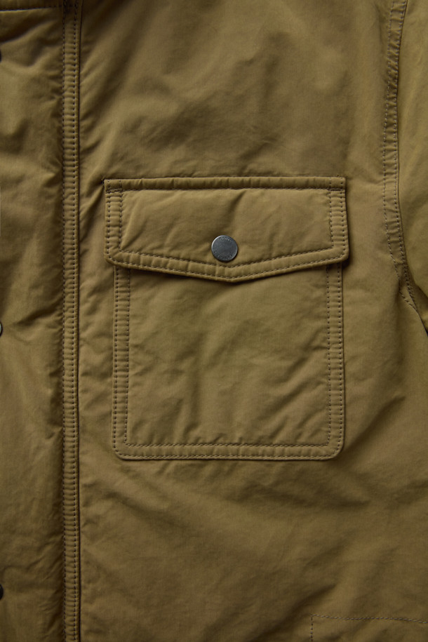 Spitfire(스핏파이어) 사파리 다운 점퍼는 겨울철 일상과 출근룩에 모두 잘 어울리는 모던 스타일의 아우터입니다. 두꺼운 두께감과 부드러운 촉감의 나일론, 폴리에스테르 혼방 소재로 제작되어 보온성을 높였습니다. 무지 디자인에 베이직핏, 중기장 기장감으로 어떤 스타일에도 쉽게 매치할 수 있으며, 집업 여밈 방식으로 편안하게 착용 가능합니다. 구스다운 충전재, 3포켓 구성, 액션 플리츠, 허리 엘라스틱 스트링, 탈부착 리얼 무통 패널 등 다양한 디테일로 기능성과 디자인을 동시에 잡았습니다. 클래식, 미니멀, 캐주얼 등 폭넓은 스타일을 소화할 수 있는 활용도 높은 겨울 점퍼입니다.
