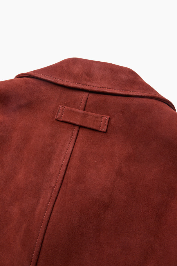 부드러운 촉감의 램 스웨이드 소재로 제작된 초어 재킷입니다. 가을 계절에 어울리는 브릭 컬러와 여유로운 핏으로 캐주얼 또는 클래식 스타일을 연출할 수 있습니다. 3개의 아웃포켓 디테일과 높은 통기성, 수분감을 갖춰 활동성은 물론 편안함까지 선사합니다. 데이트룩, 모임룩, 출근룩 등 TPO에 구애받지 않고 다양하게 활용 가능합니다. 가슴둘레 115cm 기준으로 제작되었습니다.
