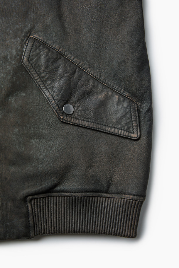 베지터블 레더 이팩트 블루종은 부드러운 촉감의 베지터블 램스킨 가죽으로 제작되어 가을 시즌, 데이트룩, 가을 나들이룩, 겨울 데일리룩에 활용하기 좋은 아우터입니다. 클래식과 캐주얼 무드를 넘나들며, 루즈핏으로 편안한 착용감을 선사합니다. 하이넥 실루엣과 플랩 포켓, 립 마감 디테일이 돋보이며, 투톤 워싱 이펙트와 은은한 광택감이 특징입니다. 집업 스타일로 간편하게 착용 가능하며, 미니멀한 스타일을 선호하는 분들께 추천합니다. 블랙 컬러의 무지 디자인으로, 어떤 옷에도 쉽게 매치할 수 있습니다.
