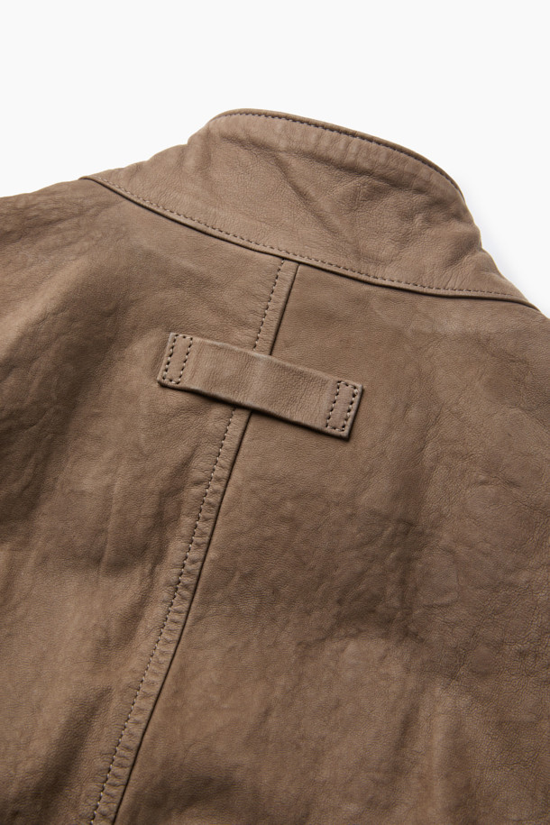 부드러운 누벅과 램스킨의 조화가 돋보이는 해링턴 점퍼입니다. 가을 시즌, 클래식하고 캐주얼한 무드를 연출하기 좋은 아이템입니다. 스탠드 칼라, 플랩 포켓, 버튼 커프스, 가죽 립 마감 등 디테일한 디자인이 특징입니다. 톤 다운된 브라운 컬러와 루즈핏으로 편안하면서도 세련된 스타일을 완성합니다. 데이트룩, 가을 나들이룩 등 다양한 TPO에 활용해보세요.
