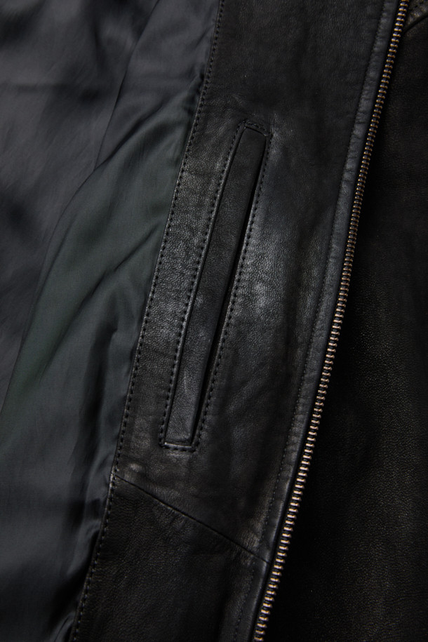 부드러운 누벅과 램스킨 소재로 제작된 블랙 컬러의 누벅 레더 해링턴 점퍼입니다. 캐주얼과 클래식 무드를 모두 담아낸 디자인으로, 데이트룩과 모임룩에 활용하기 좋습니다. 스탠드 칼라와 플랩 포켓, 버튼 커프, 가죽 립 마감, 워싱 가공 디테일이 돋보입니다. 루즈핏으로 편안한 착용감을 선사하며, 가을 시즌에 어울리는 긴소매 기장의 집업 스타일 아우터입니다. 미니멀한 스타일을 즐기는 분들께 추천합니다.
