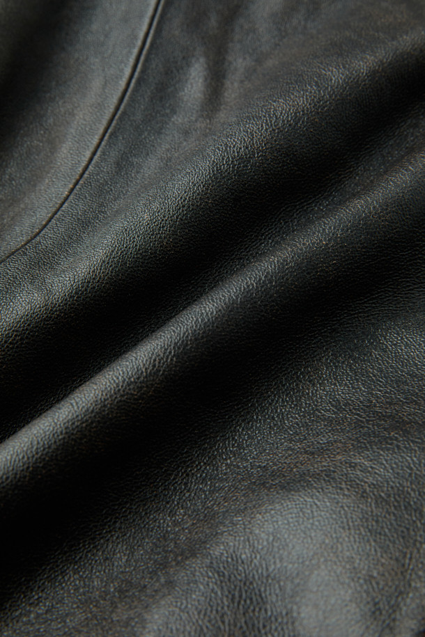 Spitfire(스핏파이어) 베지터블 레더 블루종은 부드러운 양가죽 소재와 클래식한 디자인으로 제작된 겨울용 아우터입니다. 릴랙스핏으로 편안한 착용감을 선사하며, 천연 퍼 칼라, 유러피안 구스 다운, 패치 포켓, 액션 플리츠, 페이딩 워싱, 투톤 컬러 등의 특징이 돋보입니다. 짙은 블루 색상과 두꺼운 두께감으로 보온성을 높였으며, 데이트룩, 출근룩, 모임룩 등 다양한 TPO에 활용 가능합니다. 미니멀하고 시크한 스타일을 연출하기에 좋은 아이템입니다. 집업 방식으로 간편하게 여밀 수 있습니다.
