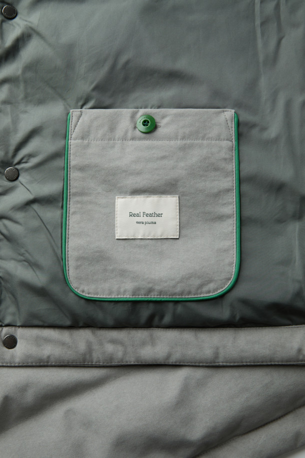 폴리 스웨이드 다운 베스트는 부드러운 촉감의 폴리에스터, 나일론, 구스다운 충전재를 사용하여 제작되었으며, 가을과 겨울철에 따뜻하게 착용할 수 있습니다. 클래식과 캐주얼 스타일을 모두 아우르는 디자인으로, 일상생활에서 폭넓게 활용 가능합니다. 넥과 앞단 안쪽에 배색 처리가 되어있으며, 레귤러핏에 스냅 여밈 방식으로 편안하게 착용할 수 있습니다. 두꺼운 두께감으로 보온성을 높였으며, 민소매 디자인으로 간절기에는 단독으로, 겨울철에는 이너 베스트로 활용하여 스타일리시하게 연출할 수 있습니다. 그레이 컬러의 무지 디자인으로 어떤 옷에도 쉽게 매치할 수 있으며, 겨울 데일리룩과 산책룩에 모두 잘 어울립니다.
