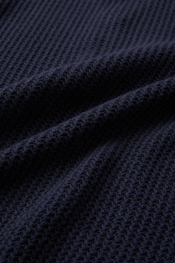 가을 베이직 Y 가디건은 가을과 겨울에 어울리는 두꺼운 두께감의 긴소매 가디건입니다. 네이비 색상으로, 출근룩, 클래식, 미니멀, 캐주얼 스타일에 모두 잘 어울립니다. 면, 레이온, 린넨 혼방의 부드러운 촉감과 헤링본 패턴이 특징이며, 이중 조직으로 제작되어 볼륨감 있는 디자인을 연출합니다. 7월부터 12월까지 간절기에도 착용하기 적합하며, 청량한 원사를 사용하여 쾌적하게 착용할 수 있습니다. V넥 레귤러핏 디자인으로 어떤 스타일에도 쉽게 매치할 수 있습니다.
