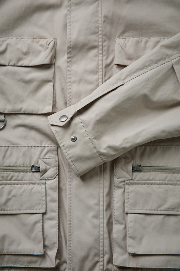 [Fly Fishing Club] 피셔맨 재킷(Ventile)은 가을 나들이룩, 여행룩, 산책룩에 어울리는 유틸리티 스타일의 남성용 아우터입니다. 베이지 색상의 무지 디자인에 루즈핏으로 편안함을 더했으며, 방수, 통기, 발수 기능을 갖춰 실용성을 높였습니다. 면 소재의 긴소매 피셔맨 코트 타입으로, 지퍼와 스냅 여밈 방식, 내장형 후드, 멀티 포켓, YKK 지퍼, 금속 스냅 등의 디테일이 돋보입니다. 내피 연결 스냅 고리와 통기성을 위한 디자인으로 가을철 워크웨어, 캐주얼, 미니멀 스타일을 즐기는 분들께 추천해 드립니다.
