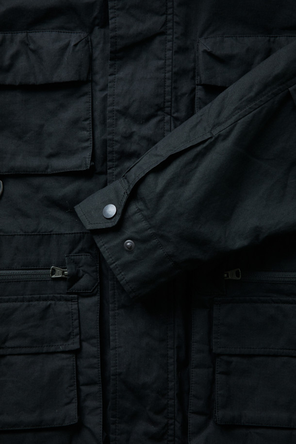 [Fly Fishing Club] 피셔맨 재킷 (왁스 코튼)은 헤리티지 감성과 빈티지 무드를 자아내는 아우터입니다. 왁스 코튼 소재로 제작되어 방수, 통기, 내구성이 뛰어나 가을철 나들이룩과 여행룩에 적합합니다. 블랙 컬러의 루즈핏 디자인으로, 멀티 포켓, 숨겨진 후드, YKK 지퍼, 립스탑 원단 등의 다양한 특징을 갖추었습니다. YKK 지퍼와 스냅 버튼으로 여밈이 가능하며, 긴소매 디자인으로 클래식, 워크웨어, 캐주얼 스타일 모두 소화 가능합니다. 내피 연결 스냅이 있어 실용성을 높였습니다.
