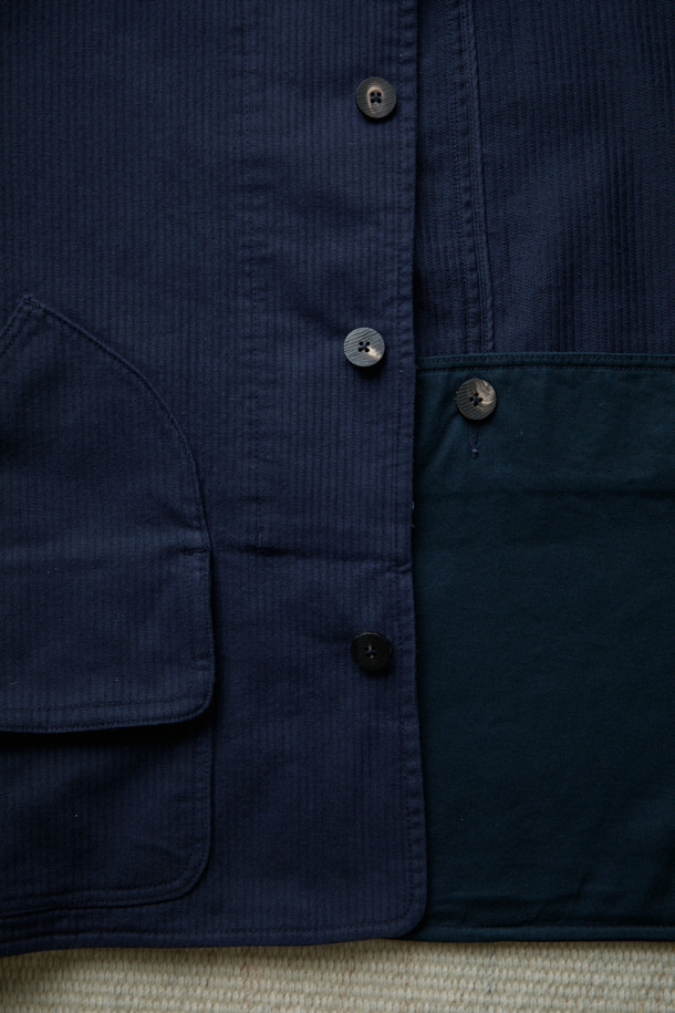 FFC x DOCUMENT (FFC x 도큐먼트) 이탈리안 코튼 피싱 재킷은 가을, 겨울 시즌에 어울리는 아우터입니다. 네이비 컬러의 무지 디자인으로, 유틸리티와 빈티지 무드를 동시에 연출할 수 있습니다. 이탈리아 올림피아스사 원단을 사용하여 부드러운 촉감을 자랑하며, 세미 루즈핏으로 편안하게 착용 가능합니다. 다양한 크기의 입체 포켓과 가먼트 워싱 처리, 레이어드 착용이 가능한 실용적인 디자인이 특징입니다. 가을 나들이룩, 겨울 데일리룩, 여행룩 등 다양한 시간, 장소, 상황에 맞춰 클래식, 미니멀, 워크웨어 스타일을 연출해보세요.