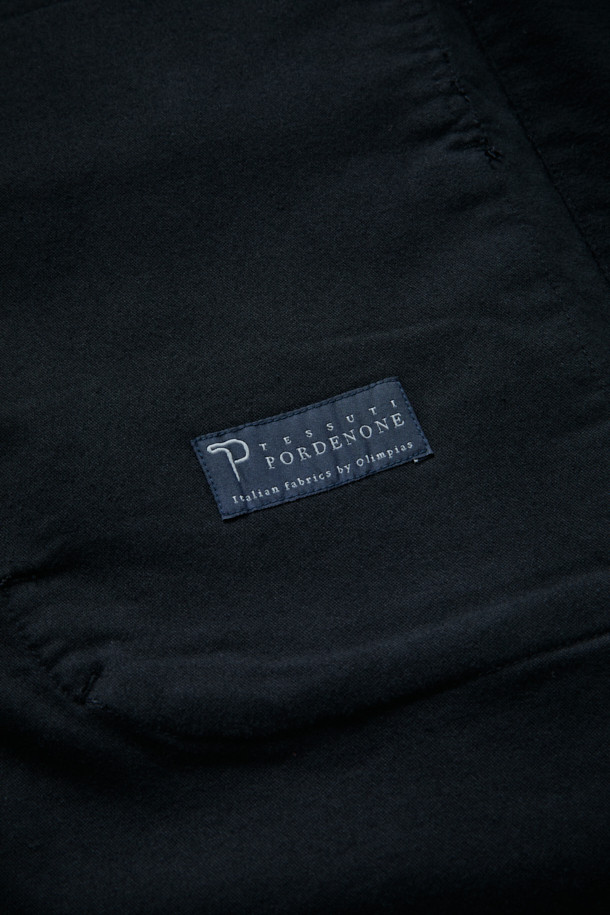 (FFC x DOCUMENT) 이탈리안 몰스킨 셔팅 셋업 재킷은 가을, 겨울 시즌에 어울리는 아우터입니다. 미니멀하고 빈티지한 스타일을 추구하며, 부드러운 촉감의 두꺼운 몰스킨 소재로 제작되었습니다. 일상, 출근룩, 모임룩 등 다양한 TPO에 활용 가능하며, 루즈핏으로 편안한 착용감을 선사합니다. 가슴 포켓과 핸드워머 기능, 활동성을 고려한 패턴으로 실용성을 더했습니다. 블랙 컬러의 무지 디자인으로 클래식, 미니멀, 워크웨어 스타일을 연출하기 좋습니다.
