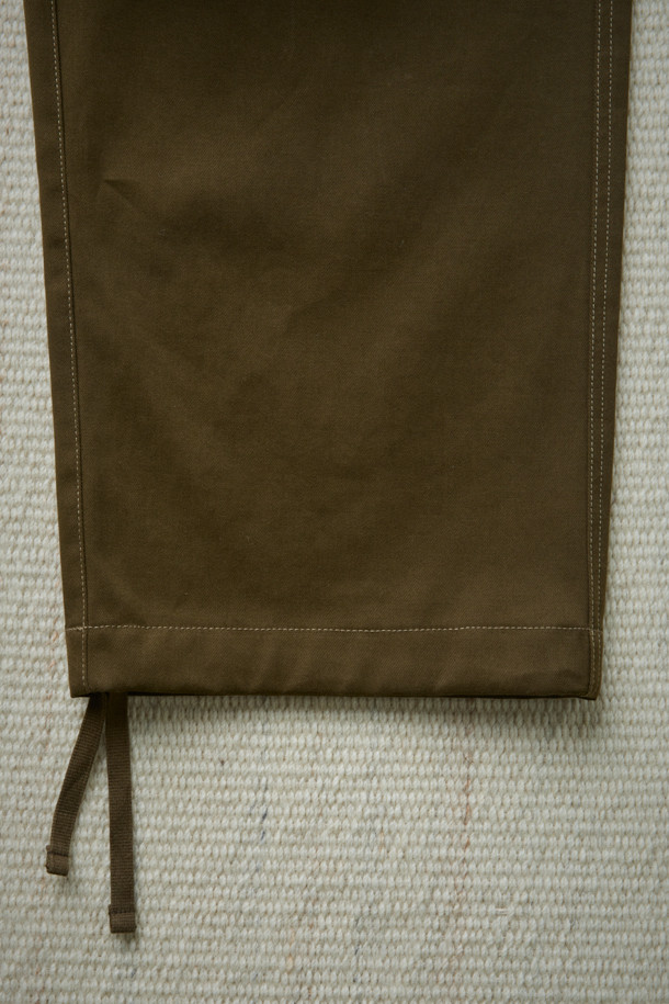 [Fly Fishing Club] 피셔맨 카고 팬츠는 가을, 겨울 계절에 어울리는 남녀 공용 카고 팬츠입니다. 카키, 올리브 두 가지 색상으로 제공되며, 일상, 피싱 활동에 모두 적합합니다. 빈티지하면서도 유틸리티한 스타일을 연출하며, 루즈핏의 긴 기장으로 편안한 착용감을 선사합니다. 고밀도 면 트윌 소재에 피치가공을 더해 부드러운 촉감을 자랑하며, 입체적인 카고 포켓, 무릎 절개 디테일, 밑단 스트링으로 스타일리시함을 더했습니다. 가을 나들이룩, 캠핑룩, 겨울 데일리룩 및 워크웨어, 캐주얼, 미니멀 스타일을 즐겨 입는 분들께 추천합니다.
