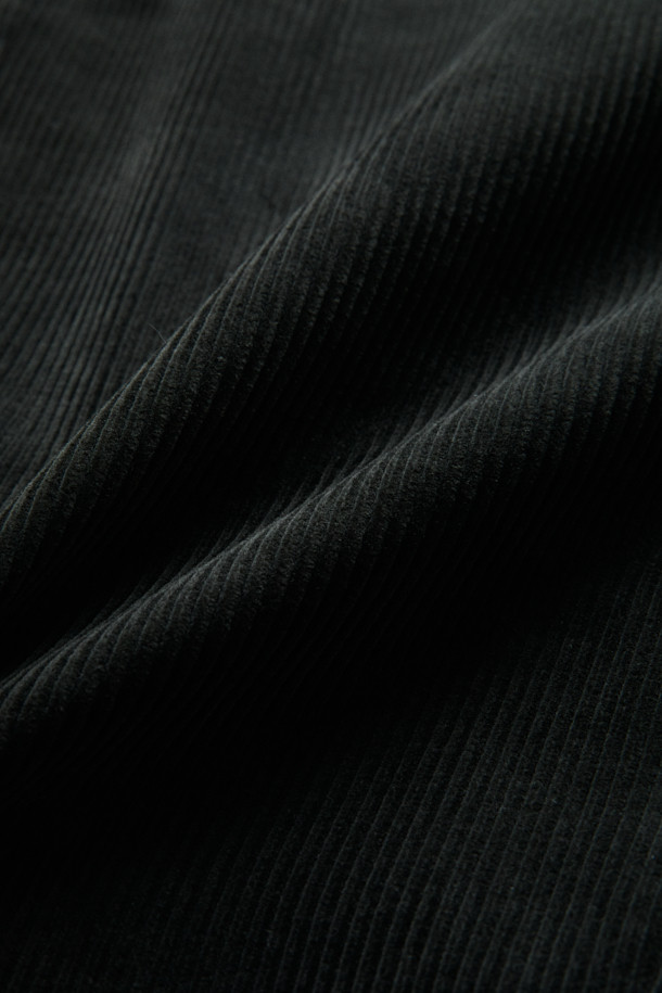 [Fly Fishing Club] 코듀로이 와이드 팬츠는 가을, 겨울 시즌 데일리룩을 위한 캐주얼, 미니멀, 클래식 스타일의 바지입니다. 두꺼운 두께감과 부드러운 촉감의 코듀로이와 면 혼방 소재로 제작되어 편안한 착용감을 선사합니다. 굵은 골 코듀로이 소재와 루즈핏 와이드 실루엣으로 트렌디함을 더했으며, 벨트 고리 하단 O링 디테일과 백 아웃포켓 디테일로 포인트를 주었습니다. 블랙 컬러의 무지 디자인으로 어떤 상의와도 쉽게 매치하여 다양한 스타일을 연출할 수 있습니다.
