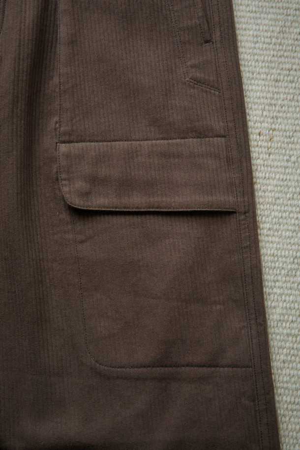 FFC (에프에프씨) x DOCUMENT (도큐먼트) 이탈리안 코튼 피싱 팬츠는 가을, 겨울 시즌에 어울리는 캐주얼하고 빈티지한 무드의 카고 팬츠입니다. 은은한 광택과 부드러운 촉감이 특징인 이탈리아 올림피아스社의 면 소재를 사용하여 편안한 착용감을 선사합니다. 루즈핏으로 제작되었으며, 6개의 기능적인 포켓 디테일과 가먼트 워싱 가공으로 실용성과 빈티지한 멋을 더했습니다. 피싱 자켓과 함께 셋업으로 착용하여 더욱 스타일리시한 가을 나들이룩, 캠핑룩을 연출할 수 있습니다.