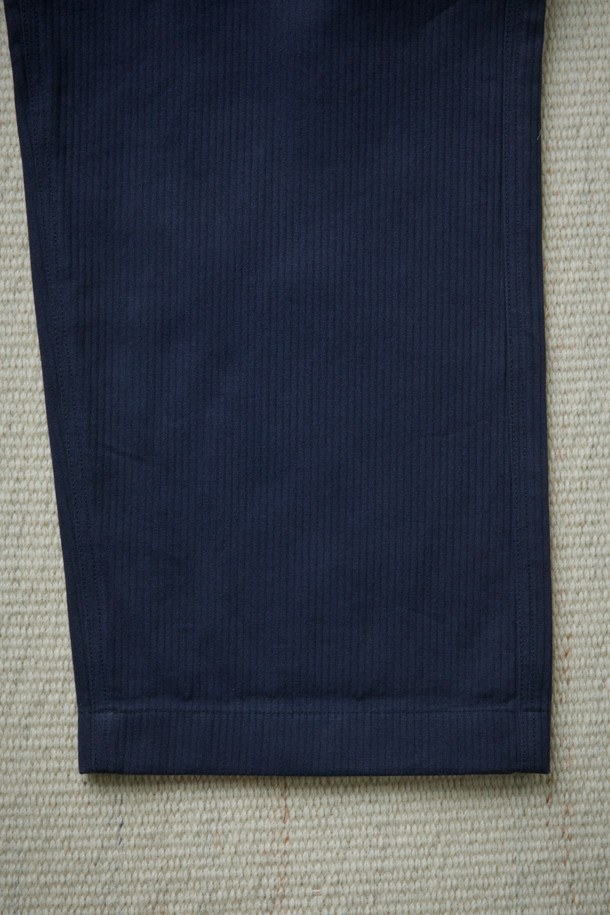 FFC x DOCUMENT (FFC x 도큐먼트)의 이탈리안 코튼 피싱 팬츠는 가을, 겨울 시즌 남성들을 위한 캐주얼 및 클래식 스타일의 긴 바지입니다. 부드러운 촉감의 이탈리아 올림피아스사 면 원단을 사용하여 편안한 착용감을 제공하며, 루즈핏으로 제작되었습니다. 여섯 개의 기능적인 포켓과 가먼트 워싱 처리로 실용성과 빈티지한 매력을 더했습니다. 네이비 컬러의 무지 디자인으로 다양한 상의와 매치하기 좋으며, 피싱 재킷과 함께 셋업 스타일링도 가능합니다. 가을 나들이룩, 겨울 데일리룩, 여행룩 등 폭넓은 시간과 장소와 상황에 활용할 수 있습니다.