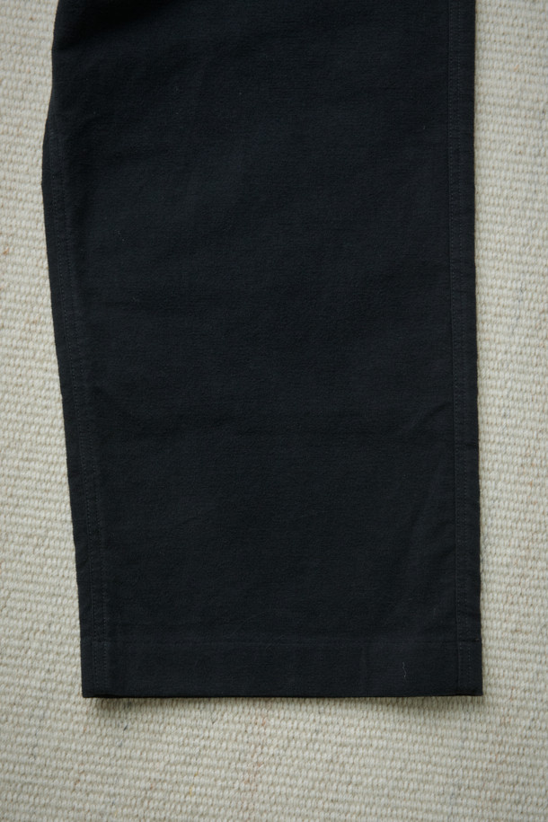 FFC x DOCUMENT (FFC x 도큐먼트) 이탈리안 몰스킨 셋업 팬츠는 가을, 겨울 시즌을 위한 바지입니다. 이탈리아 올림피아스社의 부드러운 몰스킨 소재를 사용하여 뛰어난 착용감을 선사하며, 루즈핏으로 편안한 활동성을 제공합니다. 블랙 컬러의 무지 디자인으로 심플, 캐주얼, 포멀 등 다양한 스타일을 소화하며, 여섯 개의 포켓 디테일과 빈티지 피싱 팬츠 디자인이 특징입니다. 셋업으로도 활용 가능하여 겨울 데일리룩, 산책룩 등 폭넓은 시간과 장소와 상황에 어울리는 클래식, 캐주얼, 미니멀 스타일을 연출할 수 있습니다.