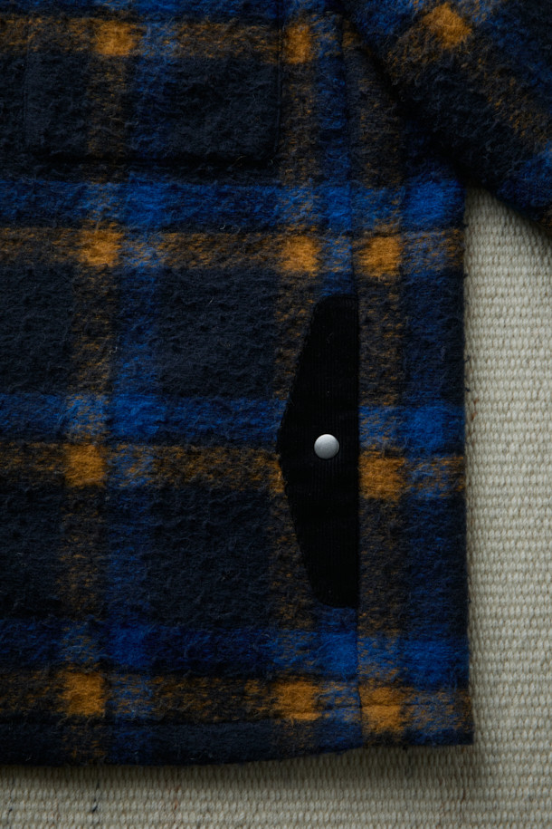 [Fly Fishing Club] 카젠티노 피싱 셔츠는 가을, 겨울에 어울리는 남성용 셔츠형 아우터입니다. 네이비, 로열블루, 오렌지 세 가지 색상으로 출시되었으며, 빈티지, 아웃도어, 워크웨어 스타일을 아우르는 매력을 지닙니다. 울 소재에 두꺼운 두께감과 부클 촉감을 더해 보온성을 높였으며, 긴 소매와 세미 루즈핏으로 편안한 착용감을 선사합니다. 체크 패턴과 체스트 포켓, 사선 핸드 포켓, D-링 디테일, 코듀로이 포켓 배색 등의 특징이 돋보이며, 스냅 여밈 방식과 생활 발수 기능으로 실용성을 더했습니다. 캠핑룩, 가을 나들이룩, 겨울 데일리룩 등 다양한 TPO에 워크웨어, 클래식, 캐주얼 무드로 활용하기 좋습니다.
