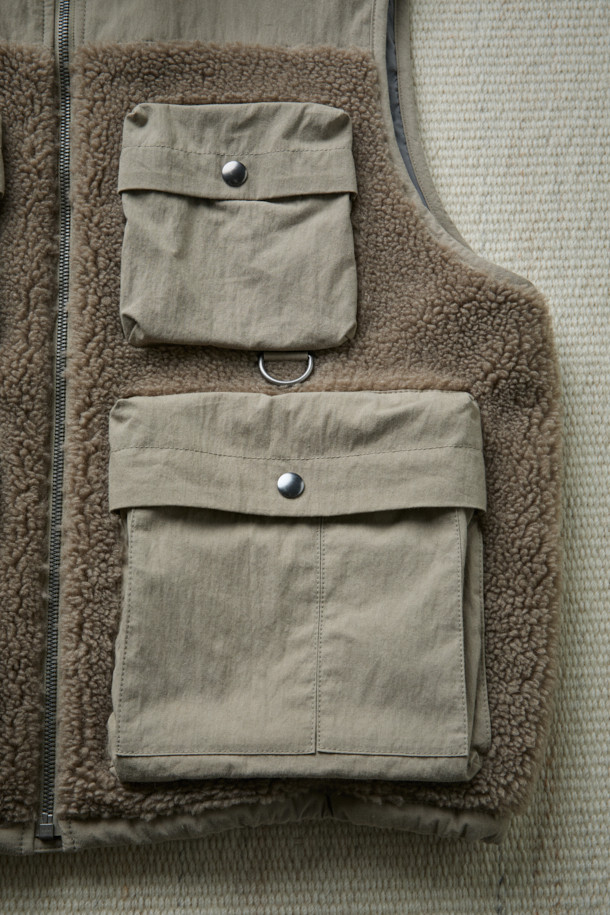 [Fly Fishing Club] 플리스 피싱 베스트는 가을, 겨울 시즌 남성 고객을 위한 아웃도어 및 캐주얼 스타일의 의류입니다. 베이지 및 카키 색상으로 출시되었으며, 플리스, 코튼, 나일론 혼방 소재로 제작되어 부드러운 촉감과 두꺼운 두께감으로 뛰어난 보온성을 제공합니다. 4개의 플랩 포켓, 사이드 히든 포켓, 밑단 스트링 조절, YKK METALUXE® 지퍼, D-링 디테일, 스탠드 칼라 등 다양한 특징을 갖춰 수납력과 실용성을 높였습니다. 루즈핏으로 편안한 착용감을 선사하며, 피싱, 아웃도어, 일상 등 다양한 TPO에 활용 가능하여 캠핑룩, 가을 나들이룩, 겨울 데일리룩 등 폭넓은 스타일 연출을 돕습니다.
