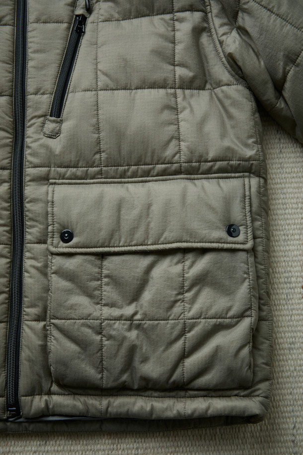 [Fly Fishing Club] 피셔맨 인슐레이션 재킷은 겨울, 가을 시즌을 위한 아웃도어, 캐주얼 스타일의 퀼팅 재킷입니다. 루즈핏으로 편안한 착용감을 제공하며, 하이넥 일체형 후드와 3M Thinsulate™ 충전재를 사용하여 보온성을 높였습니다. 발수 기능과 YKK 메인 지퍼, 소매 이밴드 등의 디테일로 기능성을 더했으며, 체스트/핸드 포켓과 사이드 슬릿 포켓으로 수납력을 높였습니다. 그레이 컬러의 나일론 소재로 제작되었으며, 캠핑룩, 산책룩 등 다양한 TPO에 활용 가능합니다. 캐주얼, 고프코어, 미니멀 스타일을 즐기는 고객에게 추천합니다.
