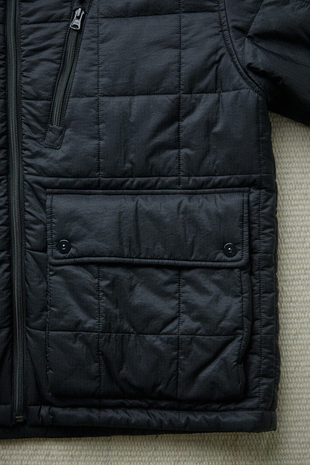 [Fly Fishing Club] 피셔맨 인슐레이션 재킷은 아웃도어 활동과 일상, 두 가지 모두를 아우르는 퀼팅 재킷입니다. 블랙 컬러의 루즈핏으로, 가을과 겨울 시즌에 적합하며, 워크웨어와 고프코어 스타일을 연출하기 좋습니다. 3M Thinsulate™ 충전재를 사용하여 보온성을 높였으며, 하이넥 일체형 후드와 발수 기능으로 궂은 날씨에도 쾌적하게 착용할 수 있습니다. 체스트/핸드 포켓, 밑단 스트링, 소매 이밴드, 사이드 슬릿 포켓 등의 디테일이 실용성을 더하며, YKK 메인 지퍼를 사용하여 내구성을 높였습니다. 캠핑룩, 여행룩, 겨울 데일리룩에 활용하여 스타일리시함을 더해보세요.
