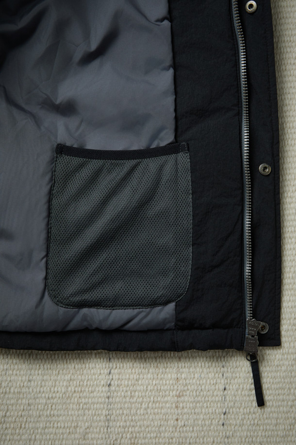 [Fly Fishing Club] 패딩 와딩 재킷은 클래식하고 아웃도어 스타일을 추구하는 남녀 모두를 위한 겨울철 필수 아이템입니다. 블랙 컬러의 루즈핏 셔츠형 재킷으로, 보온성과 경량성을 동시에 갖춘 것이 특징입니다. Primaloft® 충전재를 사용하여 뛰어난 보온력을 제공하며, 낚시 및 일상생활에서 활용하기 좋은 디자인입니다. 멀티 포켓, 소매 벨크로 스트랩, 밑단 스토퍼, 플랩 체스트 포켓, 곡선형 핸드 포켓, 4분할 기어 포켓 등 실용적인 디테일이 돋보입니다. 겨울 데일리룩, 캠핑룩, 여행룩 등 다양한 스타일에 매치하여 클래식, 고프코어, 캐주얼 무드를 연출할 수 있습니다.
