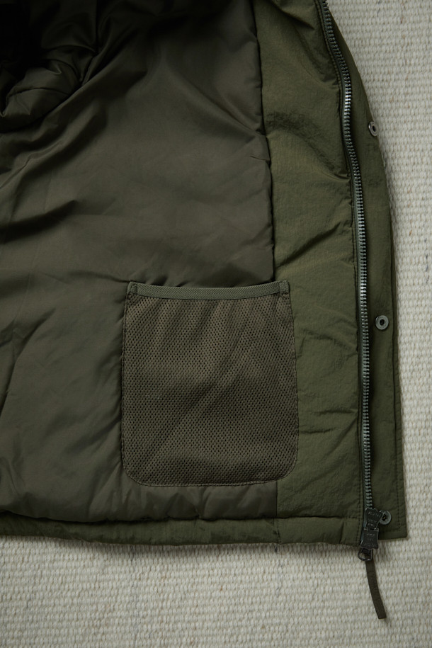 [Fly Fishing Club] 패디드 웨이딩 재킷은 겨울철 피싱, 아웃도어 활동, 일상에서 폭넓게 활용 가능한 남성용 아우터입니다. 올리브 그린 컬러의 무지 디자인으로 클래식하고 아웃도어 스타일을 연출하며, 루즈핏 크롭 기장으로 편안한 착용감을 제공합니다. 보온성과 경량성을 갖춘 두꺼운 두께의 나일론 소재이며, Primaloft® 충전재를 사용하여 보온성을 높였습니다. 멀티 포켓 디자인, 플랩 체스트 포켓, 곡선형 핸드 포켓, 4분할 기어 포켓, 소매 벨크로 스트랩, 밑단 스토퍼 등의 디테일로 실용성을 더했습니다. 겨울철 데일리룩, 캠핑룩, 여행룩, 고프코어, 워크웨어 스타일을 즐기는 분들께 추천합니다.
