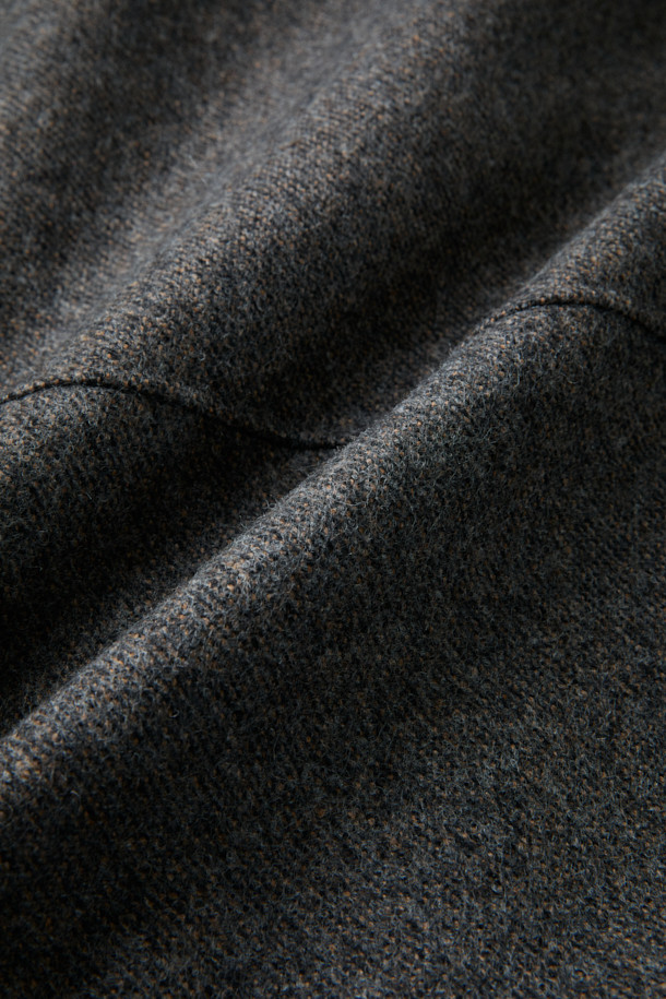 FFC x DOCUMENT(FFC x 도큐먼트) 울 핸드메이드 후드 파카는 가을과 겨울 시즌, 일상과 포멀한 스타일 모두 소화 가능한 아우터입니다. 세미 루즈핏으로 편안한 착용감을 제공하며, 부드러운 촉감의 두꺼운 울 소재로 제작되어 보온성을 높였습니다. 이탈리아 마니파투라 디 카르미냐노 社의 더블페이스 멜톤 원단을 사용하여 핸드메이드 마감의 고급스러움을 더했습니다. 멜란지 텍스처가 특징이며, 클래식, 미니멀, 캐주얼 등 다양한 스타일 연출에 용이합니다. 겨울 데일리룩, 출근룩, 모임룩에 활용하여 세련된 스타일을 완성해보세요.