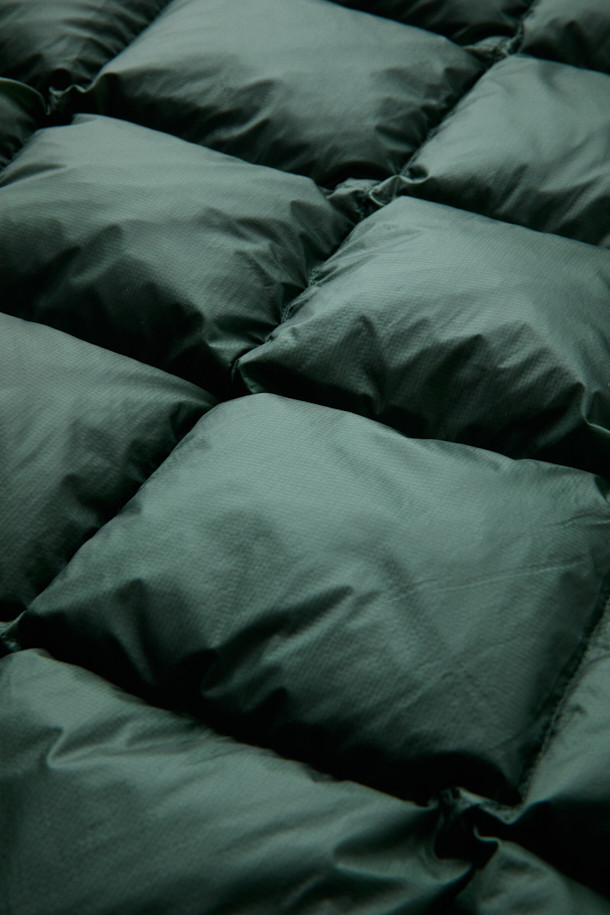 [Fly Fishing Club] 피셔맨 숏 다운 파카는 겨울철 아웃도어 활동, 피싱, 일상생활에서 폭넓게 활용 가능한 공용 다운 점퍼입니다. 클래식하고 아웃도어 스타일을 결합한 디자인으로, 숏 기장에 퀼팅 무늬를 더해 세련된 분위기를 연출합니다. 80/20 구스다운 충전재와 립스탑 원단, 방풍 및 발수 기능으로 뛰어난 보온성과 활동성을 제공하며, 하이넥 후드와 YKK 지퍼, 플랩 박스 포켓 등의 디테일이 돋보입니다. 루즈핏 디자인으로 겨울 데일리룩, 캠핑룩, 등산룩 등 다양한 스타일을 연출할 수 있으며, 소매 이밴드와 2단 스토퍼, 스트링 밑단으로 핏 조절이 용이합니다. 그린 컬러의 나일론 소재로 제작되어 부드러운 촉감을 선사합니다.
