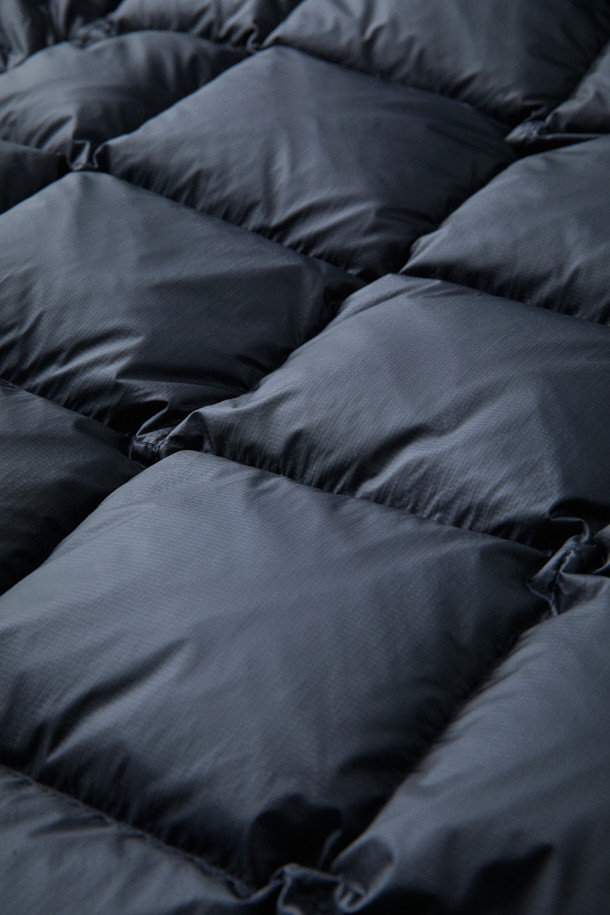 [Fly Fishing Club] 피셔맨 숏 다운 파카는 클래식과 아웃도어 스타일을 결합한 남녀 공용 다운점퍼입니다. 네이비 컬러의 숏 기장 파카로, 80/20 구스다운 충전재와 립스탑 나일론 원단을 사용하여 보온성과 내구성을 높였습니다. 방풍 및 발수 기능을 갖춰 겨울철 아웃도어 활동과 일상생활에서 쾌적하게 착용 가능하며, 탈부착 가능한 후드, 플랩 박스 포켓, 사이드 포켓, YKK 지퍼, 소매 이밴드, 스토퍼, 스트링 등의 디테일로 실용성을 더했습니다. 루즈핏 디자인으로 캠핑룩, 등산룩, 겨울 데일리룩 등 다양한 스타일 연출에 적합합니다.
