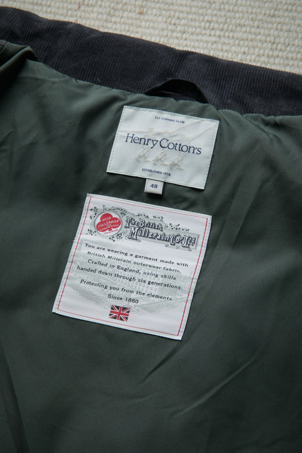 [Fly Fishing Club] 왁스 립스탑 다운 파카는 일상, 피싱, 여행, 캠핑, 등산 등 다양한 상황에 적합한 남녀 공용 아우터입니다. 클래식하고 빈티지한 스타일을 기반으로, 왁스 코팅된 나일론 소재와 구스다운 충전재를 사용하여 뛰어난 보온성과 방수 기능을 제공합니다. 탈부착 후드, 입체 포켓, 가슴 원형 스티치 디테일이 돋보이며, 루즈핏과 긴소매 디자인으로 편안한 착용감을 선사합니다. 겨울철 추위 속에서도 스타일과 기능을 모두 갖춘 구스다운 파카를 경험해 보세요.
