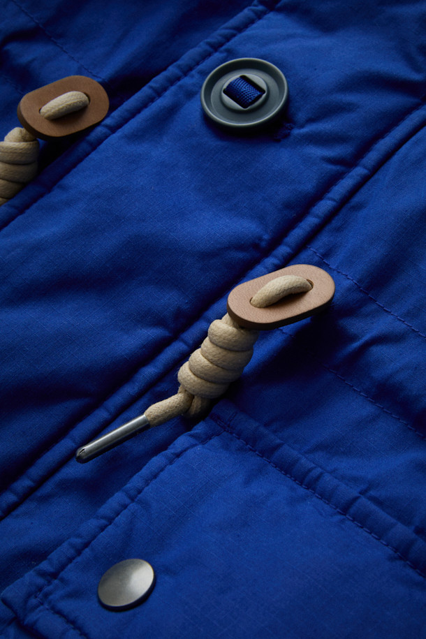 [Fly Fishing Club] 왁스 코튼 다운 파카는 겨울철 피싱, 아웃도어 활동, 그리고 일상생활에서 폭넓게 활용 가능한 남녀 공용 다운파카입니다. 클래식하고 빈티지한 스타일을 기반으로, 왁스 코튼 소재와 두꺼운 두께감으로 뛰어난 방풍, 보온, 발수 기능을 제공합니다. 루즈핏 디자인에 스탠드 칼라 후드, 리얼 무통(양털) 넥 패널, 입체 포켓, 지퍼 포켓, 밑단 스트링, 소매 조임 등 다양한 디테일을 더해 실용성을 높였습니다. 구스다운 충전재를 사용하여 보온성을 극대화했으며, 여행룩, 캠핑룩, 등산룩 등 다양한 TPO에 맞춰 클래식, 워크웨어, 고프코어 스타일을 연출할 수 있습니다.
