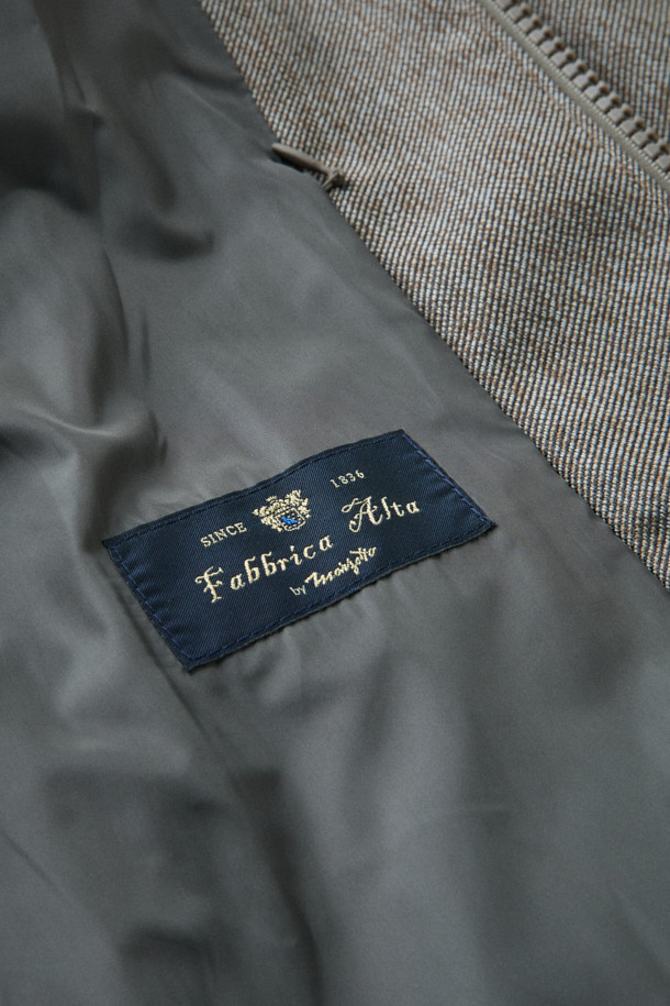 FFC x 도큐먼트 울 헤비 다운 파카는 추운 겨울, 일상과 피싱 활동 모두를 아우르는 활용성을 자랑하는 다운 파카입니다. 부드러운 울 소재를 사용하여 고급스러운 촉감을 선사하며, 짙은 그레이 컬러가 클래식하면서도 모던한 스타일을 연출합니다. 루즈핏으로 편안한 착용감을 제공하며, YKK 투웨이 지퍼, 내장형 후드, 허리 및 밑단 스트링, 라글란 소매, 암홀 패널 설계 등 다양한 디테일로 기능성을 더했습니다. 보온성과 통기성을 갖춰 겨울철에도 쾌적하게 착용 가능하며, 미니멀하고 캐주얼한 스타일을 선호하는 분들께 적합합니다.
