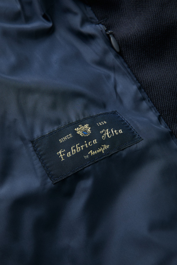 FFC x DOCUMENT (FFC x 도큐먼트) 울 헤비 다운 파카는 겨울철 데일리룩을 위한 클래식하고 미니멀한 스타일을 제안합니다. 부드러운 촉감의 울 소재로 제작되었으며, 두꺼운 두께감으로 뛰어난 보온성을 자랑합니다. 라글란 소매와 암홀 패널 설계를 통해 편안한 착용감을 제공하며, YKK 투웨이 지퍼, 허리 및 밑단 스트링, 내장형 후드 등의 디테일로 기능성을 더했습니다. 블랙 컬러의 무지 디자인으로 어떤 스타일에도 쉽게 매치할 수 있는 실용적인 다운 파카입니다.
