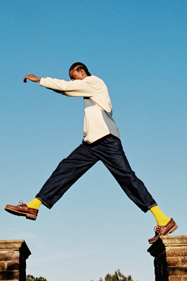 **브리티시 스포팅 클럽 플래드 긴소매 티셔츠**는 남성용 폴로 티셔츠로, 가을 시즌 일상복으로 적합합니다. 네이비, 베이지 색상으로 만나볼 수 있으며, 클래식과 스포티한 무드를 동시에 연출합니다. 면 소재로 제작되어 부드러운 촉감이 특징이며, 4분할 배색의 패치워크 패턴이 돋보입니다. 립 마감 처리와 B.S.C 로고, 펠트 소재 아플리케 아트워크 디테일이 돋보이며, 데이트룩, 모임룩, 캐주얼 스타일에 매치하기 좋습니다. 클래식 핏의 긴소매 폴로 티셔츠입니다.
