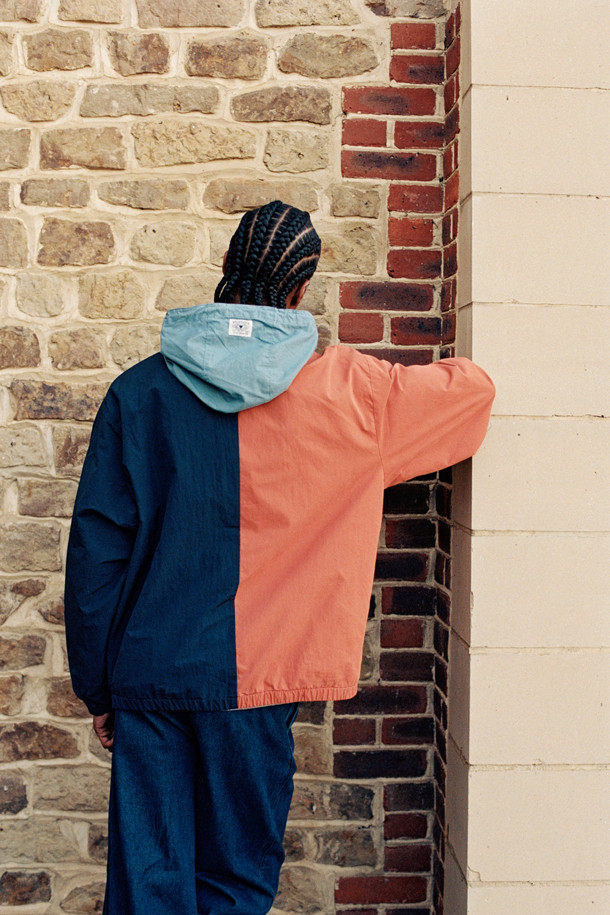 [British Sporting Club] 아노락 점퍼는 네이비, 스카이블루, 오렌지 3가지 컬러로 출시되어 레트로와 스포티 무드를 연출하는 남성용 아노락입니다. 얇은 두께감의 면, 나일론 혼방 소재로 제작되어 가을철 일상 및 아웃도어 활동에 적합하며, 통기성과 생활 방수 기능을 갖춰 실용성을 더했습니다. 릴랙스 핏과 컬러 블록 패턴이 특징이며, 하프 집업 여밈 방식과 캥거루 포켓, 후드 스트링, 밴딩 소매단, 밴딩 밑단 등의 디테일로 활동성을 높였습니다. 가을 나들이룩, 산책룩, 여행룩 등 다양한 상황에서 캐주얼하게 활용할 수 있습니다.
