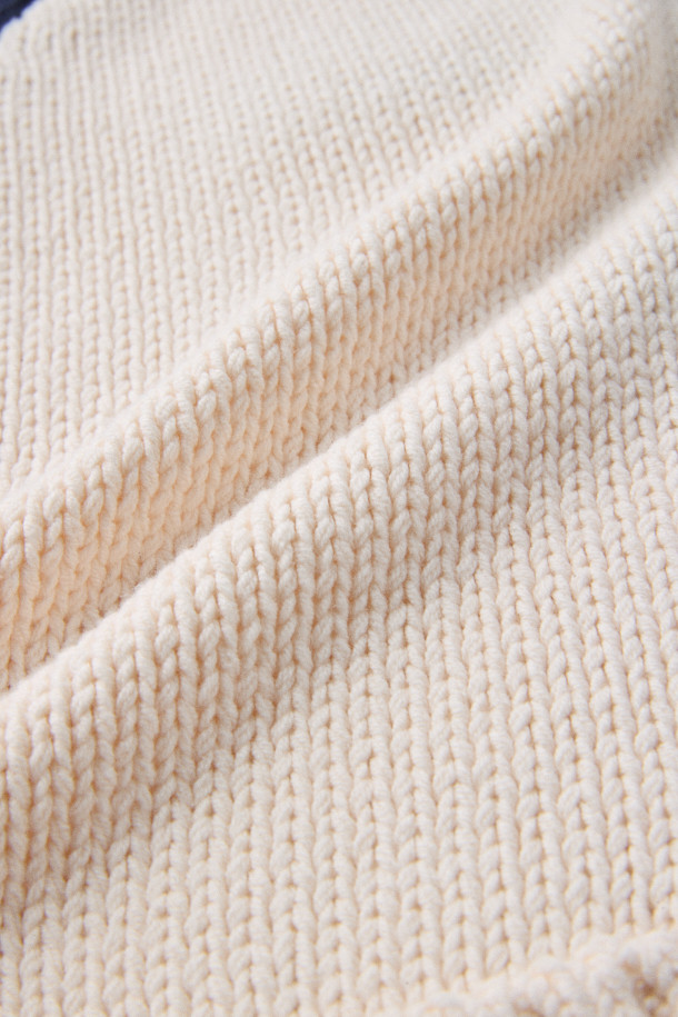 **BSC X 클로브** 카우이찬 가디건 (U)은 네이비와 아이보리 두 가지 색상으로 제공되는 유니섹스 가을용 니트/스웨터입니다. 루즈핏으로 제작되어 편안한 착용감을 선사하며, 두꺼운 두께감과 도톰한 촉감으로 보온성을 높였습니다. 집업 디자인에 전면 2WAY 메탈 지퍼와 리브 포켓, '16' 넘버링, 후면 강아지 그래픽, 투톤 컬러 블록 등의 디테일이 돋보입니다. 자가드 패턴과 긴 소매, 립 마감으로 클래식하고 스포티한 무드를 동시에 연출하며, 가을 나들이룩과 집콕룩에 모두 잘 어울립니다.
