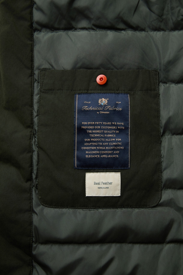 파일럿 Primo(프리모)는 겨울철 출근룩을 위한 클래식하고 미니멀한 스타일의 파일럿 코트입니다. 블랙과 올리브 두 가지 색상으로 제공되며, 넉넉한 레귤러핏과 레귤러 기장으로 편안한 착용감을 선사합니다. 면과 울 혼방의 두꺼운 소재와 구스다운 충전재, 탈부착 다운 베스트, 넥 마스크가 적용되어 뛰어난 보온성을 제공하며, 워싱 가공 및 왁스 코팅으로 내구성을 높였습니다. 버튼 여밈 방식이며, 긴 소매 디자인으로 겨울철에도 따뜻하게 착용할 수 있습니다.
