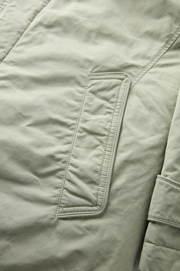 파일럿 프리모는 이탈리아 올메텍스사 코튼 혼방 소재와 포르투니사 골조직 울 혼방 소재를 사용하여 제작된 클래식 스타일의 파일럿 코트입니다. 구스다운 충전재와 분리형 다운 베스트로 뛰어난 보온성을 제공하며, 코듀로이 카라 안감과 넥 마스크가 포함되어 한겨울에도 따뜻하게 착용할 수 있습니다. 레귤러핏으로 제작되어 편안한 착용감을 선사하며, 버튼 여밈 방식과 긴 소매 기장으로 깔끔한 실루엣을 연출합니다. 베이지 색상으로 겨울철 데일리룩, 출근룩, 모임룩 등 다양한 시간과 장소와 상황에 활용 가능하며, 미니멀한 스타일을 즐기는 분들께 추천합니다.