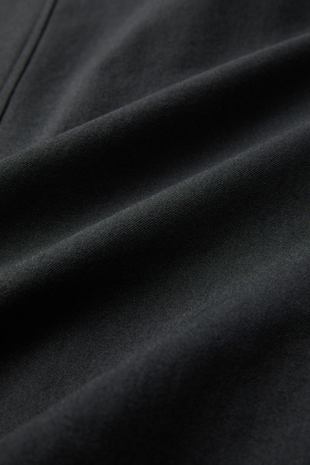 가을 화섬 재킷은 가을 시즌에 적합한 베이직 스타일의 블레이저입니다. 블랙 컬러의 무지 디자인으로, 테일러드 핏과 싱글 버튼 여밈으로 클래식하고 미니멀한 시크 스타일을 연출합니다. 얇은 두께감의 화섬 소재로 제작되어 자연스러운 촉감을 선사하며, 긴 소매와 싱글벤트, 아웃포켓 디테일이 특징입니다. 출근룩, 오피스룩, 비즈니스 캐주얼 등 다양한 TPO에 활용하기 좋습니다.
