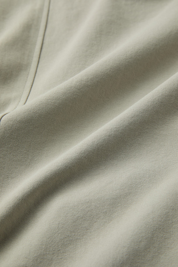 가을 화섬 재킷은 베이직하고 캐주얼한 스타일을 연출하는 데 적합한 아우터입니다. 폴리에스터 소재로 제작되어 가을철 얇게 걸치기 좋으며, 싱글 버튼, 아웃 포켓, 싱글 벤트 디테일이 특징입니다. 테일러드 핏으로 제작되어 출근룩, 비즈니스 캐주얼, 모임룩 등 다양한 TPO에 활용할 수 있습니다. 베이지와 아이보리 두 가지 색상으로 출시되어 미니멀하고 클래식한 스타일을 선호하는 분들께 추천합니다. 긴 소매 기장의 블레이저 스타일로, 가을 시즌 세련된 분위기를 더해줍니다.
