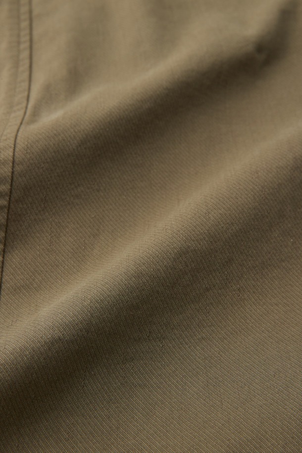 베이직한 디자인의 린넨 혼방 스트레치 재킷입니다. 가을 시즌, 비즈니스 캐주얼 및 가을 나들이룩에 활용하기 좋은 아이템입니다. 릴랙스 핏으로 편안함을 더하고, 아웃 포켓 디테일과 싱글 벤트, 컨버터블 카라 디자인으로 캐주얼하면서도 세련된 스타일을 연출합니다. 린넨, 면, 나일론, 스판덱스 혼방 소재로 제작되어 통기성과 스트레치 기능을 갖춰 활동성을 높였습니다. 무지 패턴에 긴 소매, 블레이저 코트 타입의 싱글 버튼 여밈 방식으로 클래식하고 미니멀한 무드를 선사합니다.
