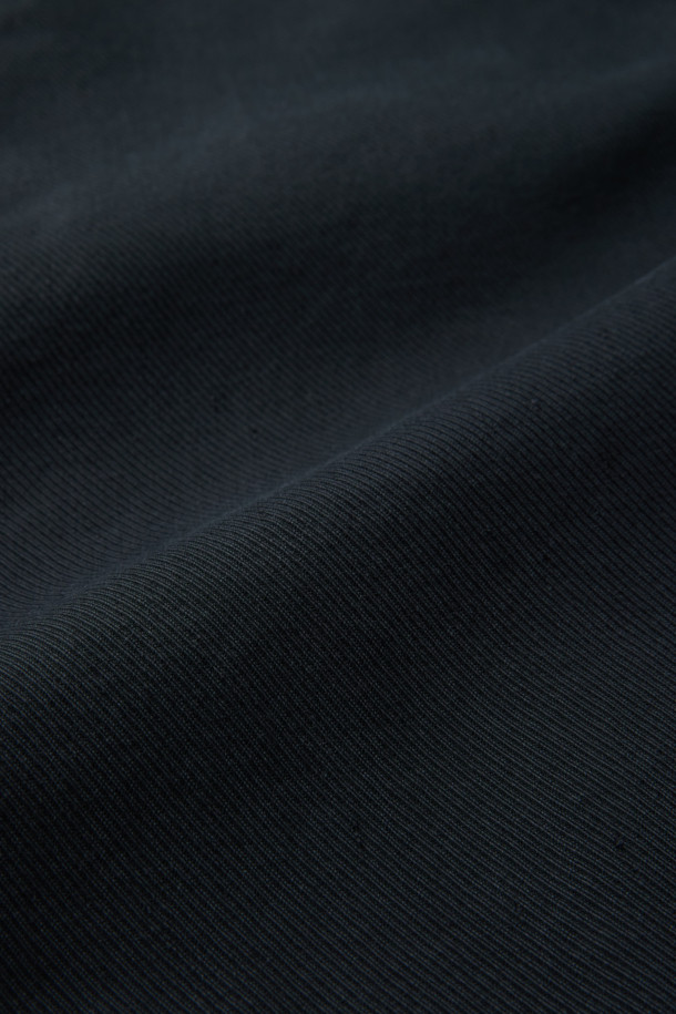 블랙 컬러의 린넨 혼방 스트레치 재킷입니다. 가을 시즌에 어울리는 캐주얼 스타일의 블레이저로, 데이트룩 연출에 적합합니다. 릴랙스 핏으로 편안함을 제공하며, 싱글 버튼 여밈 방식과 아웃 포켓 디테일이 특징입니다. 린넨, 면, 나일론, 스판덱스의 혼방 소재로 제작되어 통기성과 신축성을 갖추었습니다. 싱글 벤트 및 컨버터블 카라 디자인으로 미니멀하고 클래식한 분위기를 더합니다. 긴 소매 기장으로 다양한 스타일을 연출할 수 있습니다.
