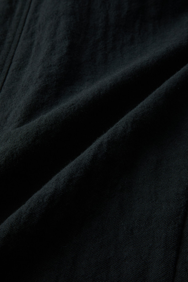 이탈리안 원단으로 제작된 울 써커 크리즈 셋업 재킷입니다. 가을 시즌에 어울리는 블랙 컬러의 싱글 버튼 블레이저로, 톤온톤의 미니멀한 디자인이 특징입니다. 루즈핏으로 편안함을 더하고, 크리즈 가공으로 세련된 실루엣을 연출합니다. 웰트 포켓과 아웃 포켓 디테일이 실용성을 높였으며, 안감 처리를 통해 부드러운 착용감을 선사합니다. 출근룩, 비즈니스 캐주얼, 모임룩 등 다양한 TPO에 미니멀, 클래식, 캐주얼 스타일로 활용하기 좋습니다.
