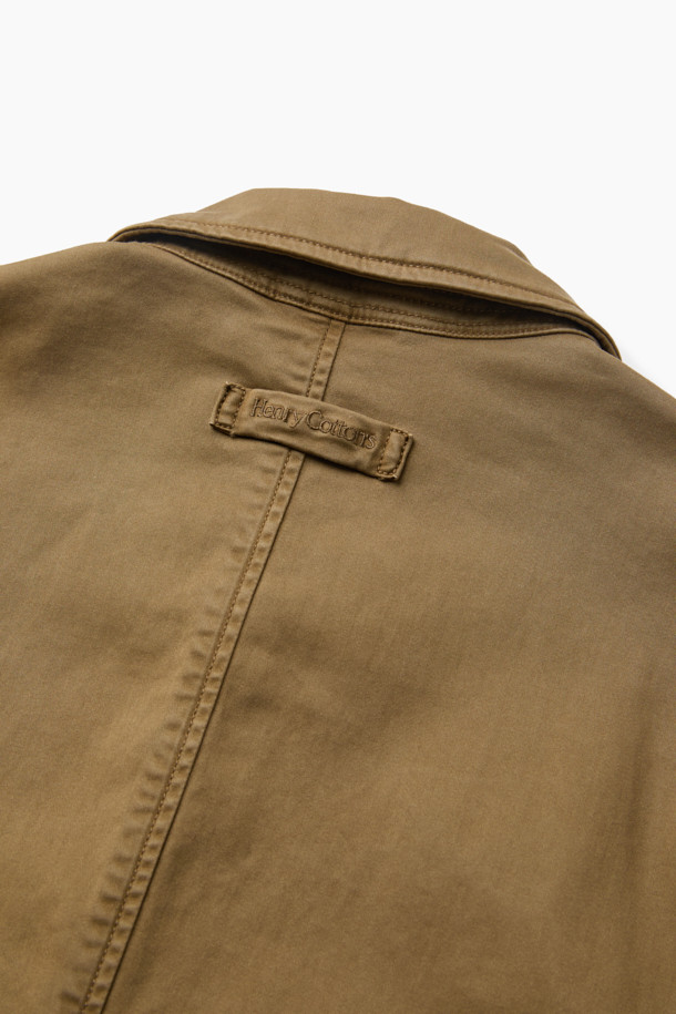 다잉 초어 재킷은 가을 계절에 어울리는 캐주얼 스타일의 남성용 아우터입니다. 부드러운 면 소재로 제작되어 편안한 착용감을 선사하며, 레귤러 핏으로 부담 없이 소화할 수 있습니다. 브라운 컬러의 무지 디자인으로 다양한 룩에 매치하기 용이하며, 3포켓 디테일과 몸판 및 소매 안감으로 실용성을 더했습니다. 가먼트 다잉 가공으로 은은한 멋을 더하고, 스트레치 기능이 있어 활동성을 높였습니다. 가을 나들이룩, 데이트룩에 활용하여 미니멀하고 클래식한 스타일을 연출해보세요.
