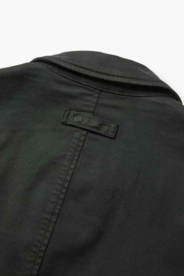 다잉 초어 재킷은 캐주얼과 클래식 스타일을 아우르는 남성용 아우터입니다. 다크 그레이 컬러의 무지 디자인으로, 가을에 어울리는 레귤러핏 면 재킷입니다. 부드러운 촉감과 3포켓 디테일이 특징이며, 몸판과 소매에 안감을 적용하여 착용감을 높였습니다. 가먼트 다잉 가공으로 은은한 색감과 자연스러운 멋을 더했으며, 스트레치성이 있어 편안한 활동성을 제공합니다. 버튼 여밈 방식과 긴 소매 기장으로, 미니멀한 스타일 연출에도 용이합니다.
