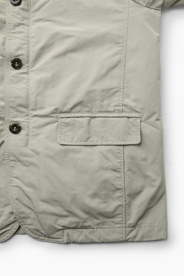 베이직하고 미니멀한 디자인의 패딩 탈착 재킷입니다. 가을과 초겨울에 적합하며, 출근룩과 겨울 데일리룩에 활용하기 좋습니다. 컨버터블 카라 디자인과 레귤러핏으로 제작되었으며, 무지 패턴의 베이지 컬러로 어떤 스타일에도 쉽게 매치할 수 있습니다. 긴 소매, 버튼 여밈 방식에 패딩 탈착이 가능하여 보온성을 조절할 수 있으며, 내외부 포켓이 있어 실용적입니다. 화섬 소재로 제작되었습니다.
