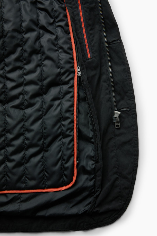 이번 시즌, 당신의 스타일을 책임질 왁스 코튼 패딩 탈착 재킷입니다. 4포켓 구조와 컨버터블 카라 디자인으로 실용성과 멋을 동시에 잡았습니다. 왁스 가공과 피치 가공을 거친 부드러운 촉감의 면, 나일론, 폴리에스터 혼방 소재로 제작되어 가을과 초겨울, 쌀쌀한 날씨에도 따뜻하게 착용 가능합니다. 레귤러핏으로 편안한 착용감을 선사하며, 탈착 가능한 패딩으로 다양한 스타일 연출이 가능합니다. 출근룩부터 여행룩까지, 캐주얼, 클래식, 미니멀 스타일을 모두 소화하는 활용도 높은 아이템입니다.
