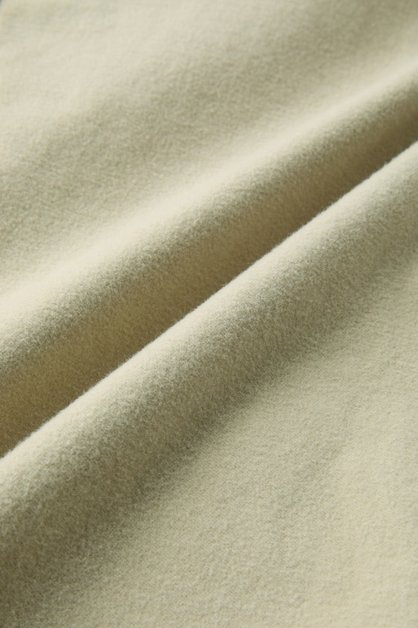 [Italian Fabric] NEW 몰스킨 재킷은 부드러운 촉감의 몰스킨 소재와 스트레치 면 혼방으로 제작되어 편안한 착용감을 선사합니다. 베이직한 스타일의 테일러핏 싱글버튼 재킷으로, 가을과 초겨울에 출근룩, 비즈니스 캐주얼, 모임룩 등 다양한 TPO에 활용하기 좋습니다. 호시 스티치, 가슴 포켓, 아웃포켓, 뒷면 싱글벤트 디테일이 돋보이며, 클래식, 미니멀, 캐주얼 스타일을 모두 소화할 수 있습니다. 베이지 색상으로 출시되어 어떤 옷과도 쉽게 매치할 수 있습니다. 긴 소매 기장의 레귤러 기장으로, 세련된 실루엣을 연출합니다.
