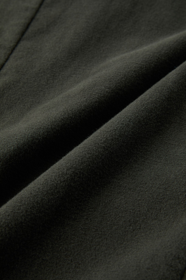 이탈리안 원단으로 제작된 NEW 몰스킨 재킷입니다. 가을, 초겨울에 어울리는 두꺼운 두께감의 블레이저로, 베이직하고 클래식한 스타일을 연출합니다. 블랙 컬러의 무지 디자인에 레귤러핏으로 제작되었으며, 부드러운 촉감이 특징입니다. 오피스룩, 비즈니스 캐주얼, 모임룩 등 다양한 TPO에 활용 가능하며, 클래식, 미니멀, 시크한 스타일을 완성합니다. 호시 스티치, 가슴 포켓, 아웃포켓, 싱글벤트 디테일과 이태리 올림피아스 원단을 사용하여 고급스러움을 더했습니다.
